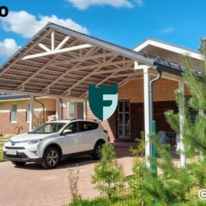 Двухскатный навес к дому из металлочерепицы на белом металлокаркасе 7.4х7.5 м фото