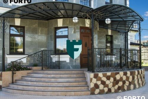 Стальной навес над крыльцом с коваными элементами 3х5 м фото
