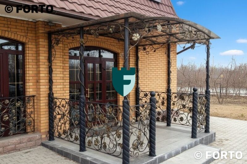 Навес с коваными элементами и монолитным поликарбонатом 2х3 м фото